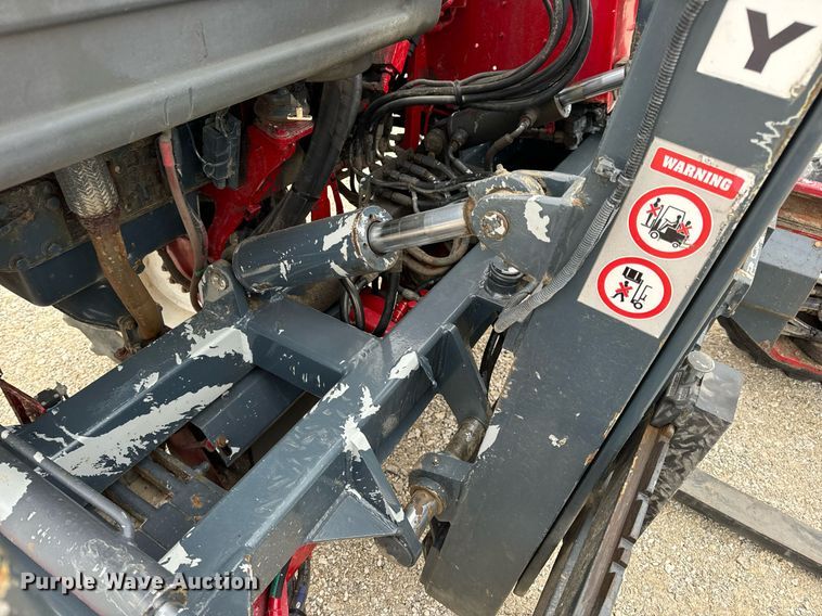 image for item EN5107 2004 Moffett M5500 W 4W forklift