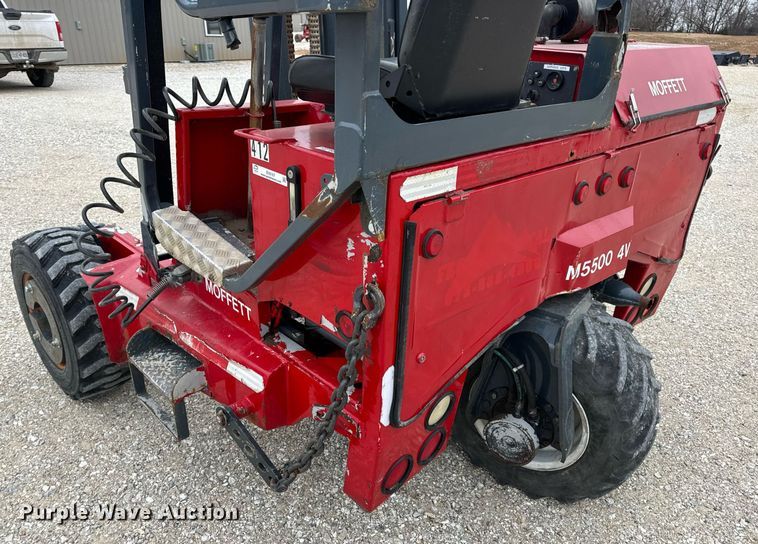 image for item EN5107 2004 Moffett M5500 W 4W forklift