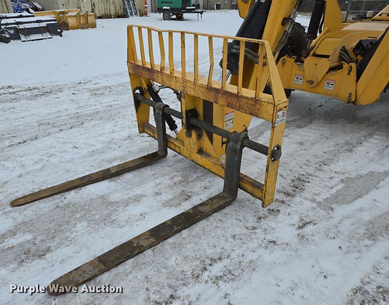 image for item EN5129 2010 Pettibone 1056B Extendo Telehandler