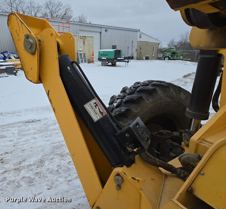 image for item EN5129 2010 Pettibone 1056B Extendo Telehandler