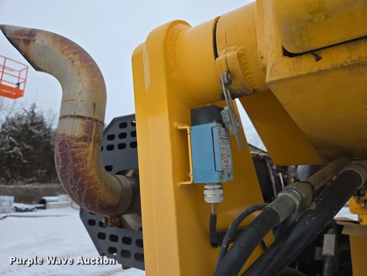 image for item EN5129 2010 Pettibone 1056B Extendo Telehandler