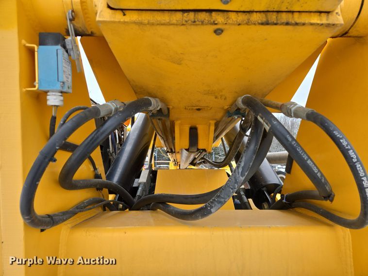 image for item EN5129 2010 Pettibone 1056B Extendo Telehandler