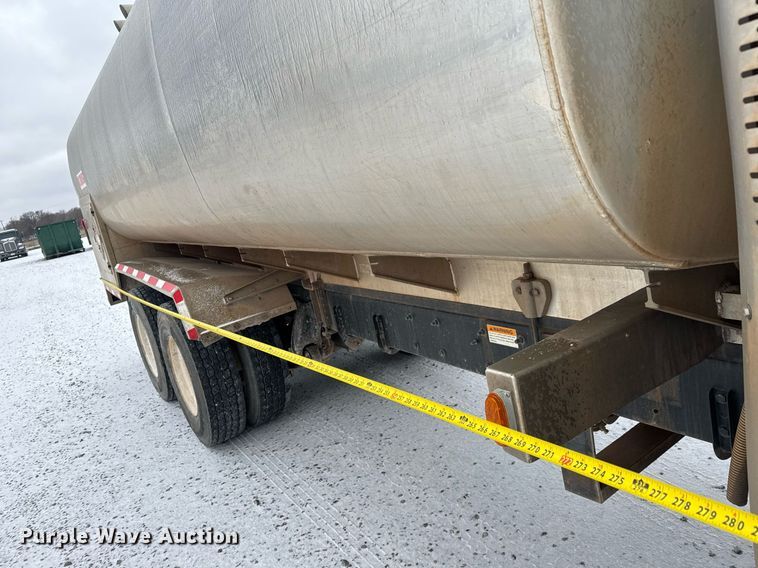 image for item EQ1020 2013 Freightliner Business Class M2 fuel truck