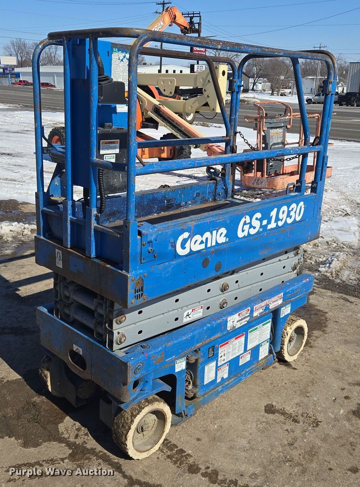 image for item EQ6583 1999 Genie  GS-1930 scissor lift