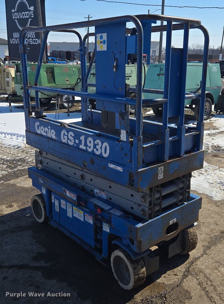 image for item EQ6583 1999 Genie  GS-1930 scissor lift