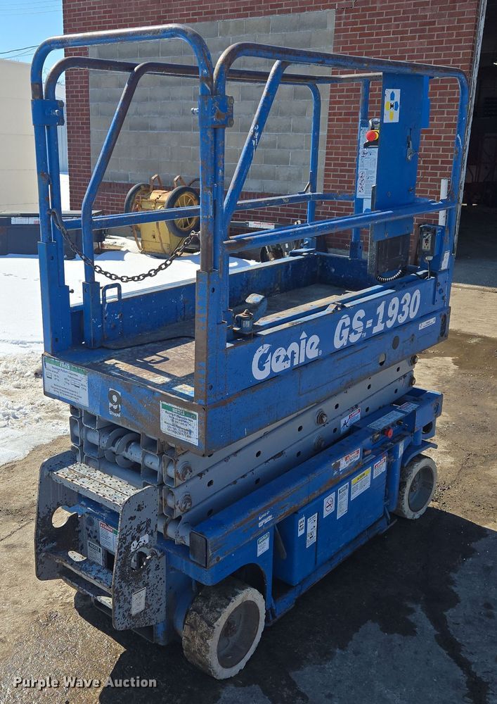 image for item EQ6583 1999 Genie  GS-1930 scissor lift