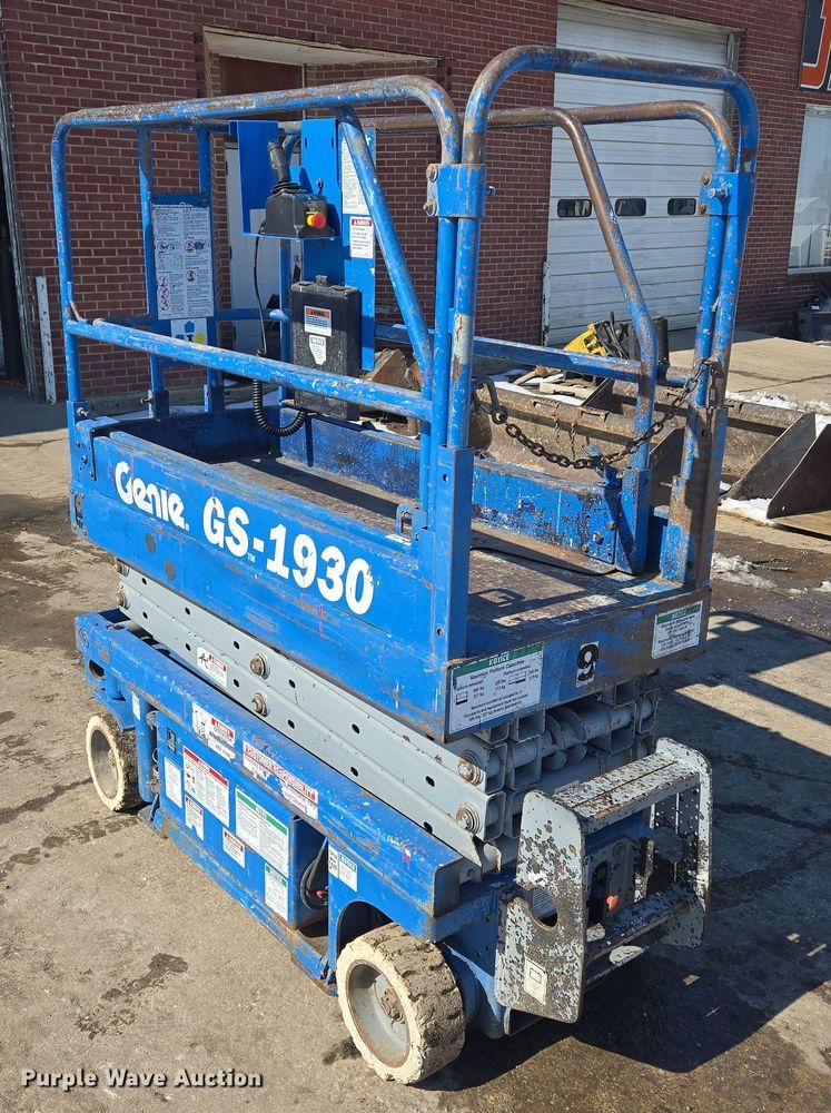 image for item EQ6583 1999 Genie  GS-1930 scissor lift