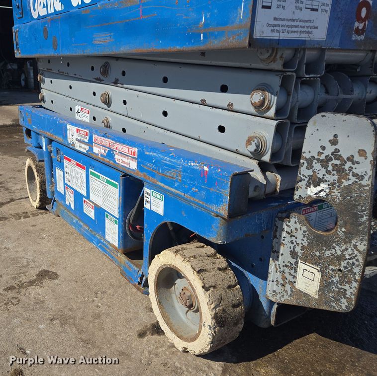 image for item EQ6583 1999 Genie  GS-1930 scissor lift