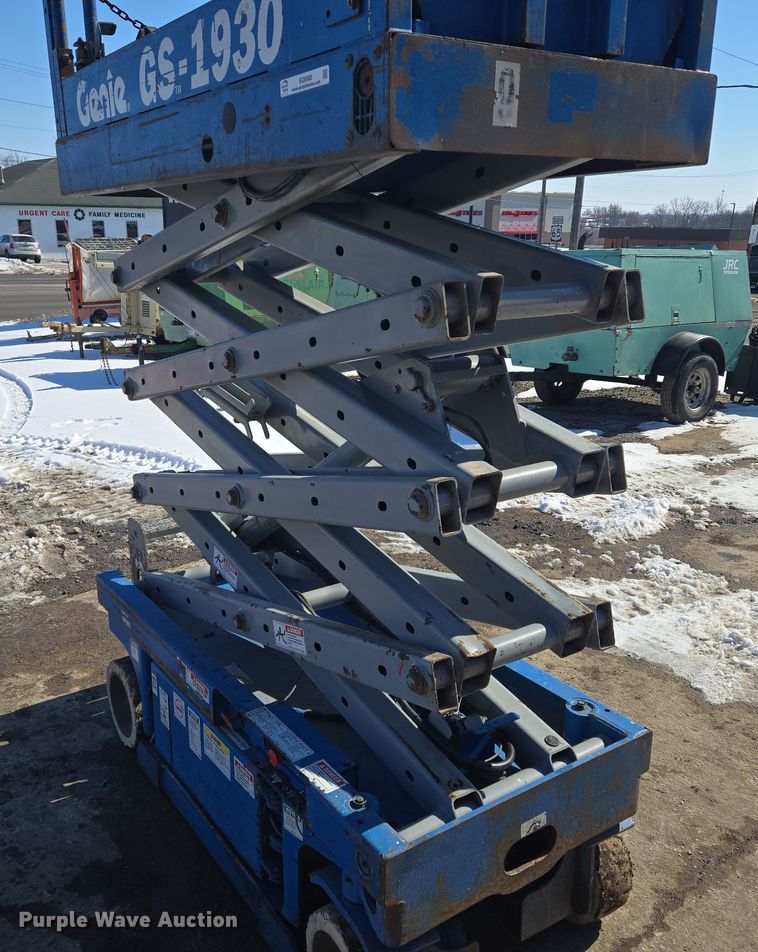 image for item EQ6583 1999 Genie  GS-1930 scissor lift