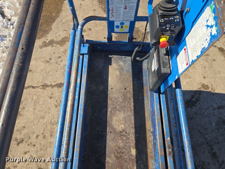 image for item EQ6583 1999 Genie  GS-1930 scissor lift
