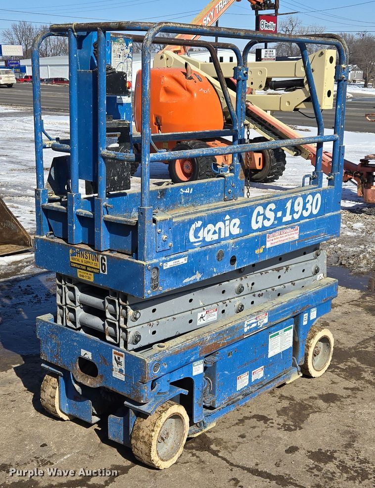 image for item EQ6586 1999 Genie GS-1930 scissor lift