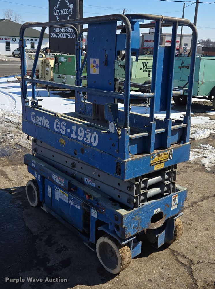image for item EQ6586 1999 Genie GS-1930 scissor lift