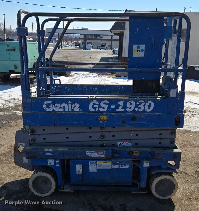 image for item EQ6586 1999 Genie GS-1930 scissor lift