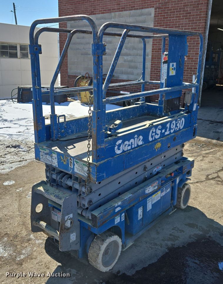image for item EQ6586 1999 Genie GS-1930 scissor lift