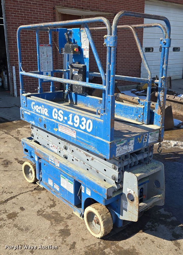 image for item EQ6586 1999 Genie GS-1930 scissor lift