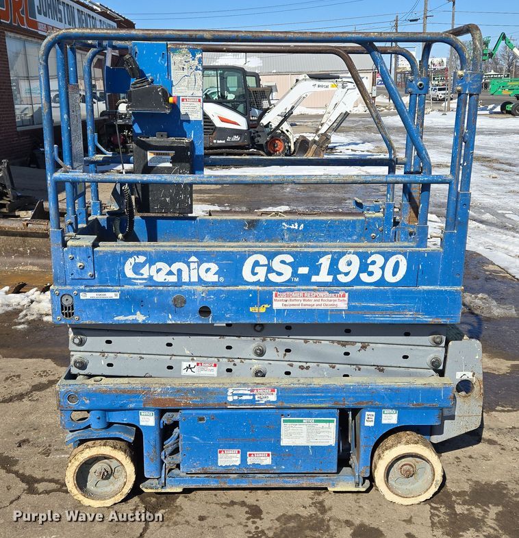 image for item EQ6586 1999 Genie GS-1930 scissor lift