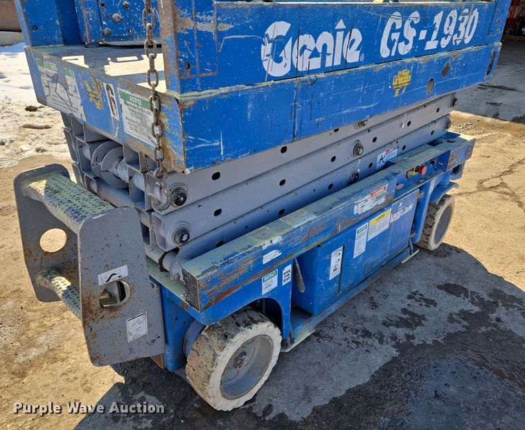 image for item EQ6586 1999 Genie GS-1930 scissor lift