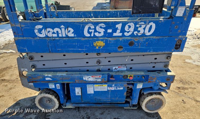 image for item EQ6586 1999 Genie GS-1930 scissor lift