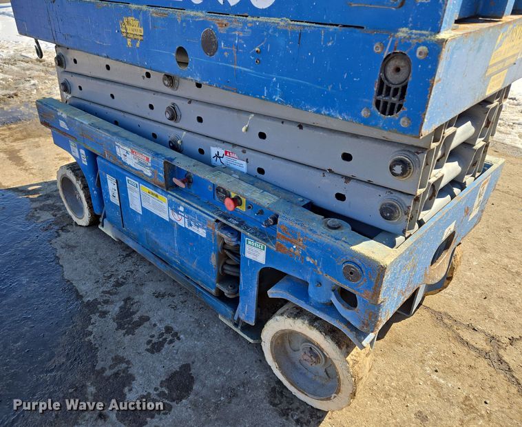 image for item EQ6586 1999 Genie GS-1930 scissor lift