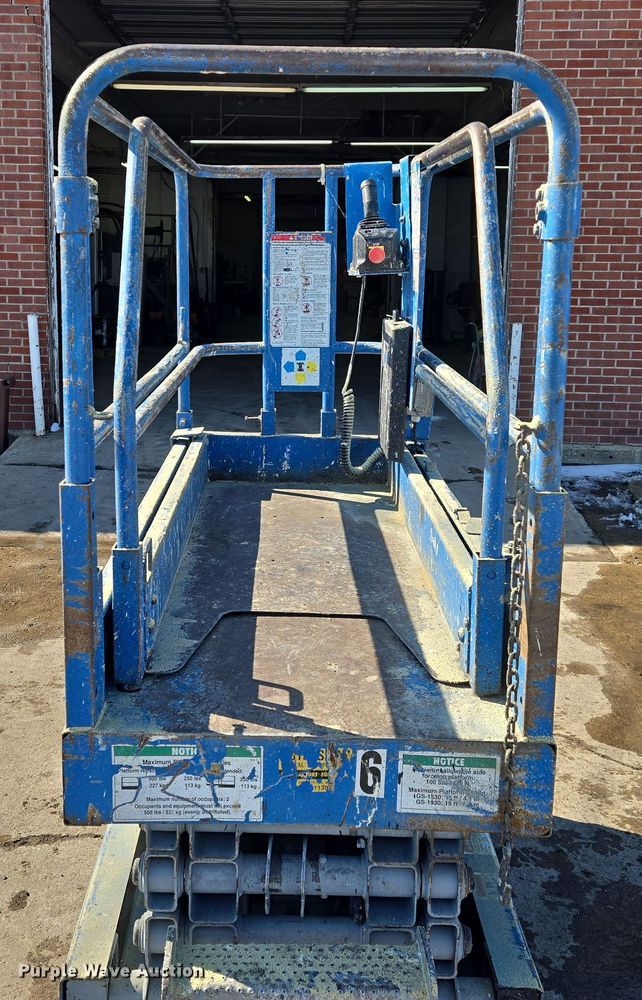 image for item EQ6586 1999 Genie GS-1930 scissor lift