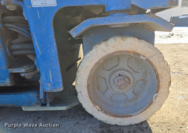 image for item EQ6586 1999 Genie GS-1930 scissor lift