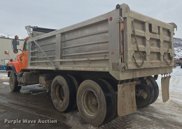 image for item ER5130 2002 International 2574 dump truck