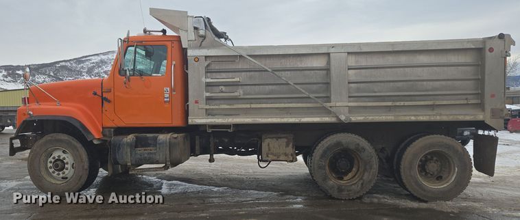 image for item ER5130 2002 International 2574 dump truck