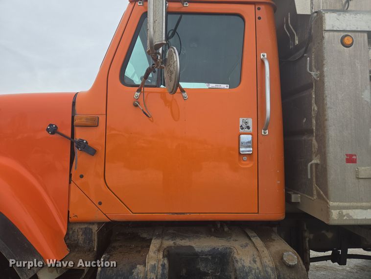 image for item ER5130 2002 International 2574 dump truck