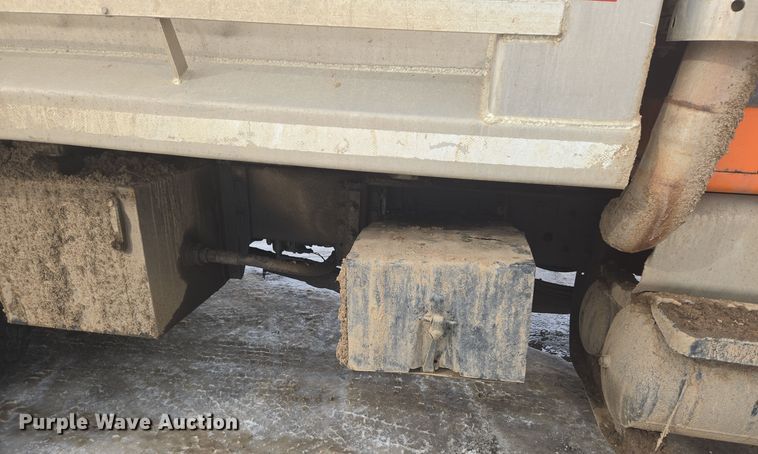 image for item ER5130 2002 International 2574 dump truck