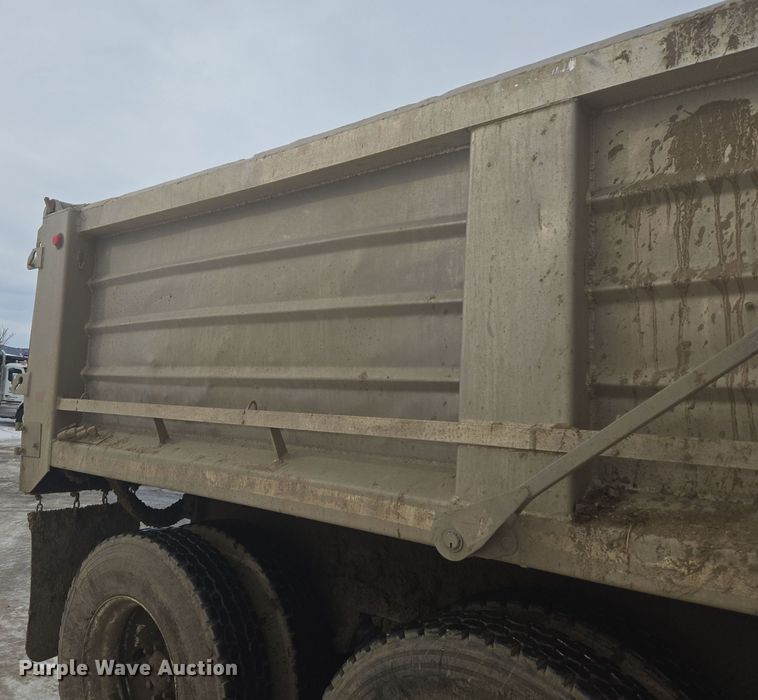 image for item ER5130 2002 International 2574 dump truck