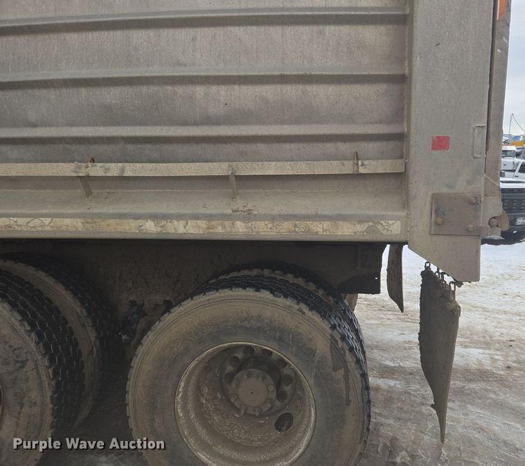 image for item ER5130 2002 International 2574 dump truck
