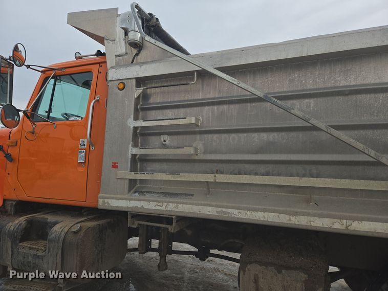 image for item ER5130 2002 International 2574 dump truck