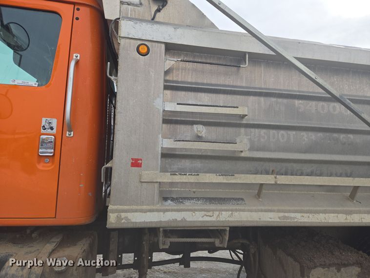 image for item ER5130 2002 International 2574 dump truck