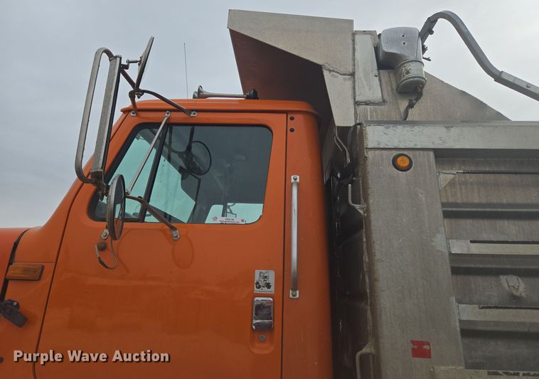 image for item ER5130 2002 International 2574 dump truck