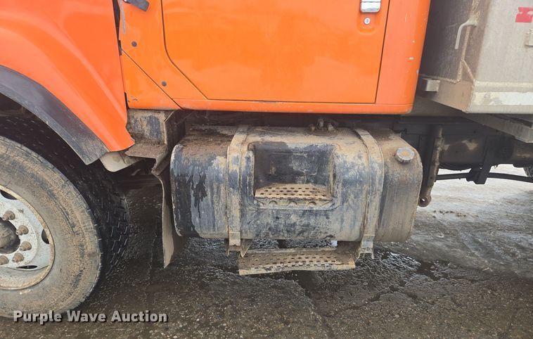 image for item ER5130 2002 International 2574 dump truck