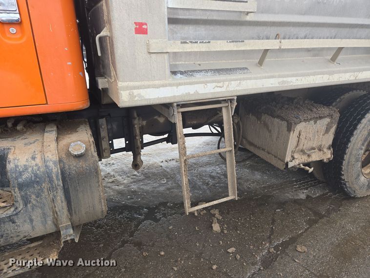 image for item ER5130 2002 International 2574 dump truck