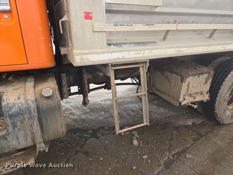 image for item ER5130 2002 International 2574 dump truck