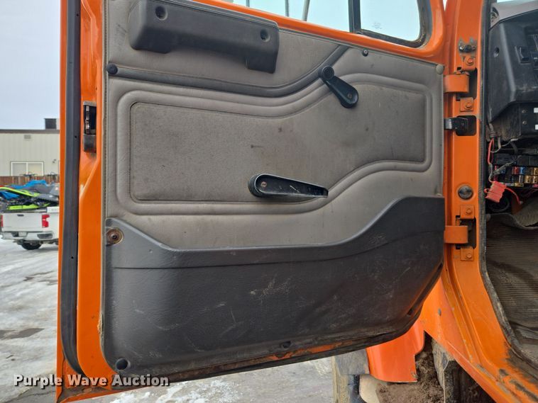 image for item ER5130 2002 International 2574 dump truck