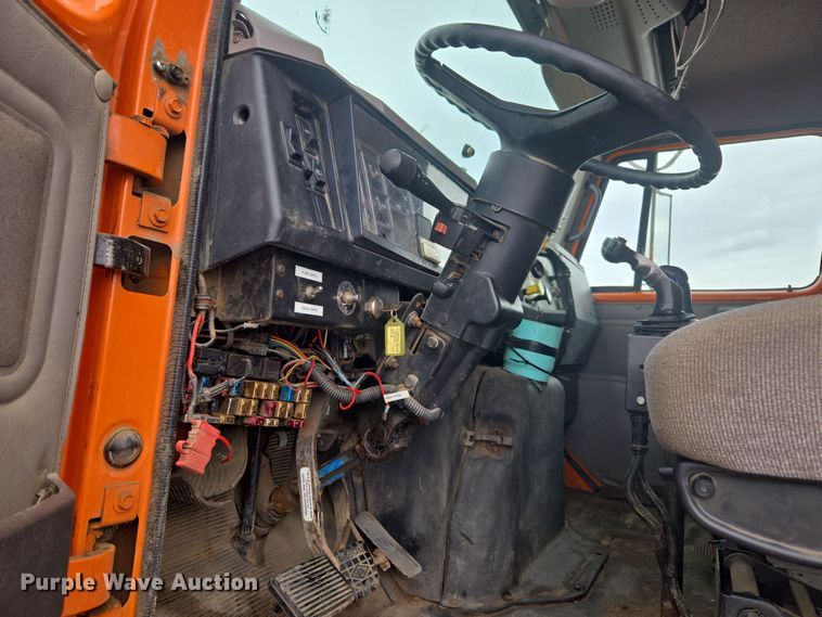 image for item ER5130 2002 International 2574 dump truck