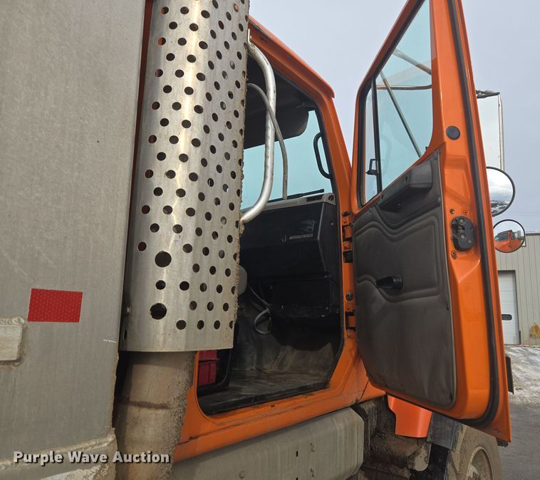 image for item ER5130 2002 International 2574 dump truck