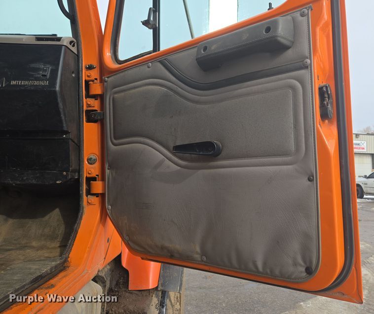 image for item ER5130 2002 International 2574 dump truck