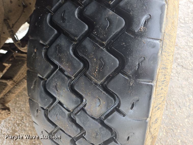 image for item ER5130 2002 International 2574 dump truck