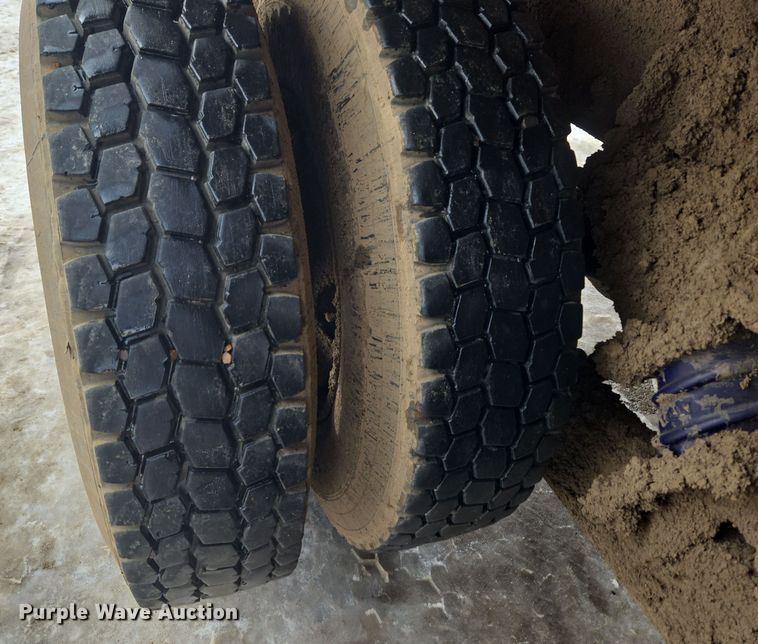 image for item ER5130 2002 International 2574 dump truck