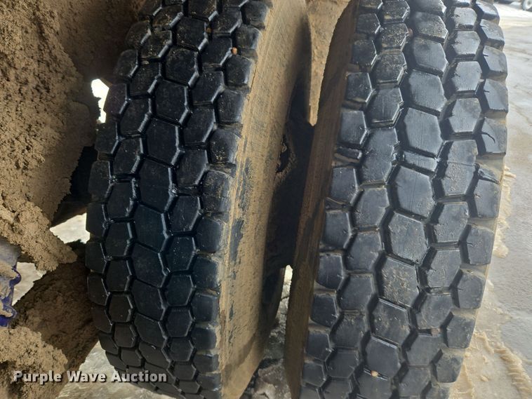 image for item ER5130 2002 International 2574 dump truck