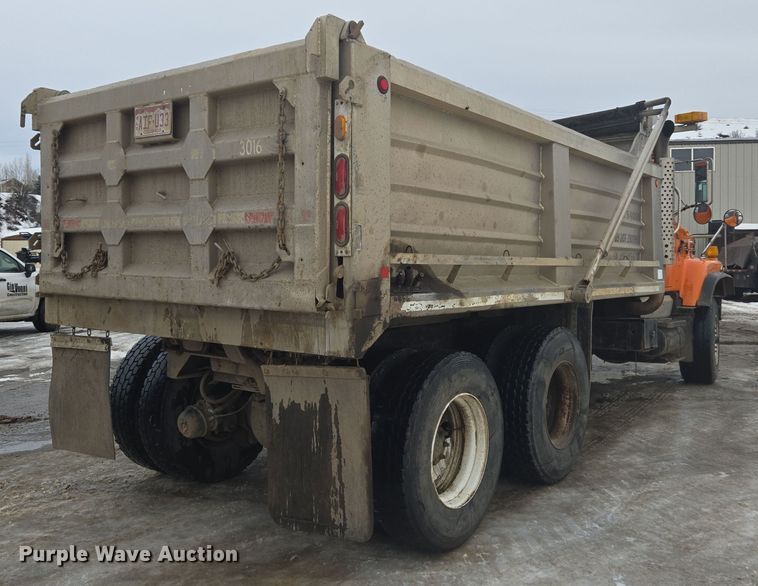 image for item ER5132 2002 International 2574 dump truck