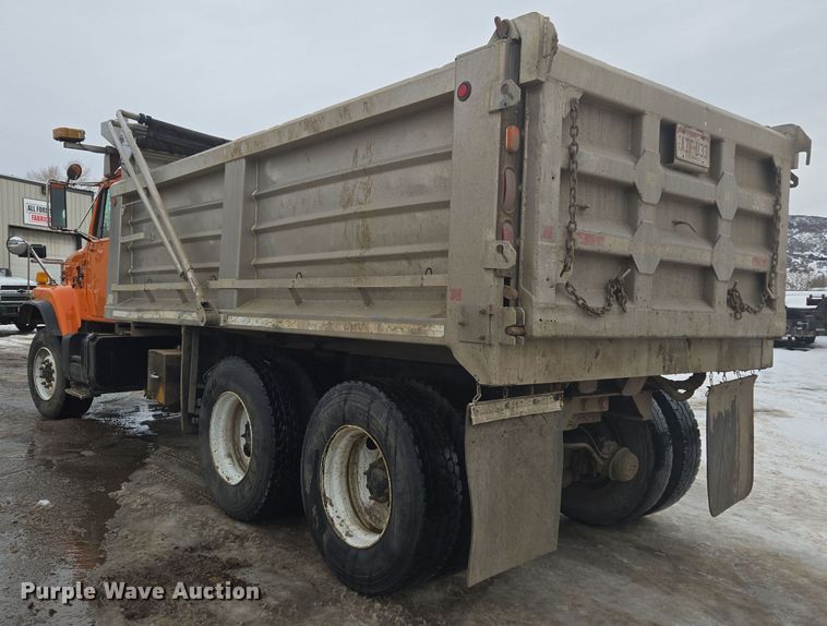 image for item ER5132 2002 International 2574 dump truck