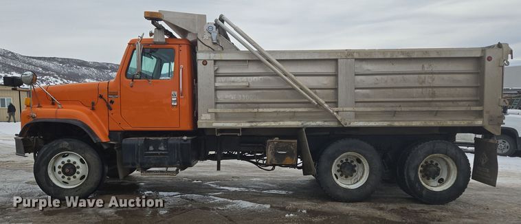 image for item ER5132 2002 International 2574 dump truck