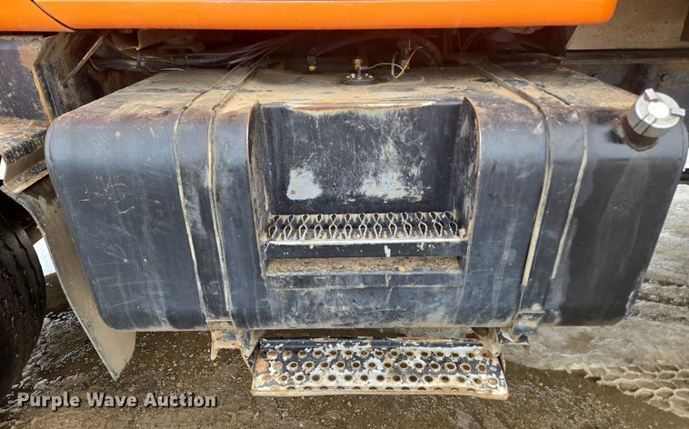 image for item ER5132 2002 International 2574 dump truck