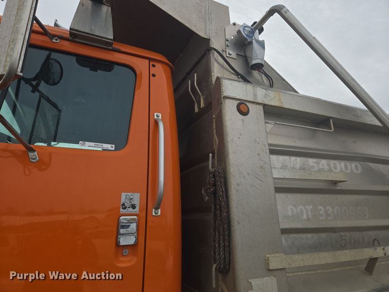 image for item ER5132 2002 International 2574 dump truck