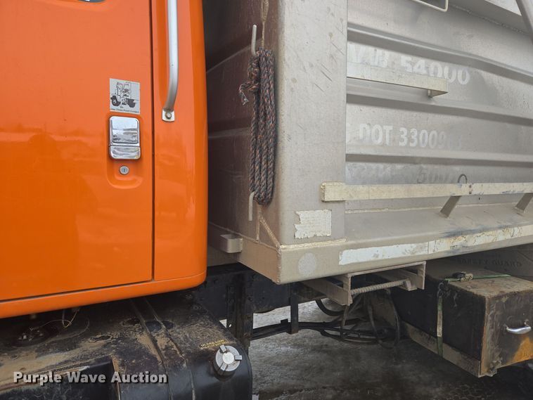 image for item ER5132 2002 International 2574 dump truck